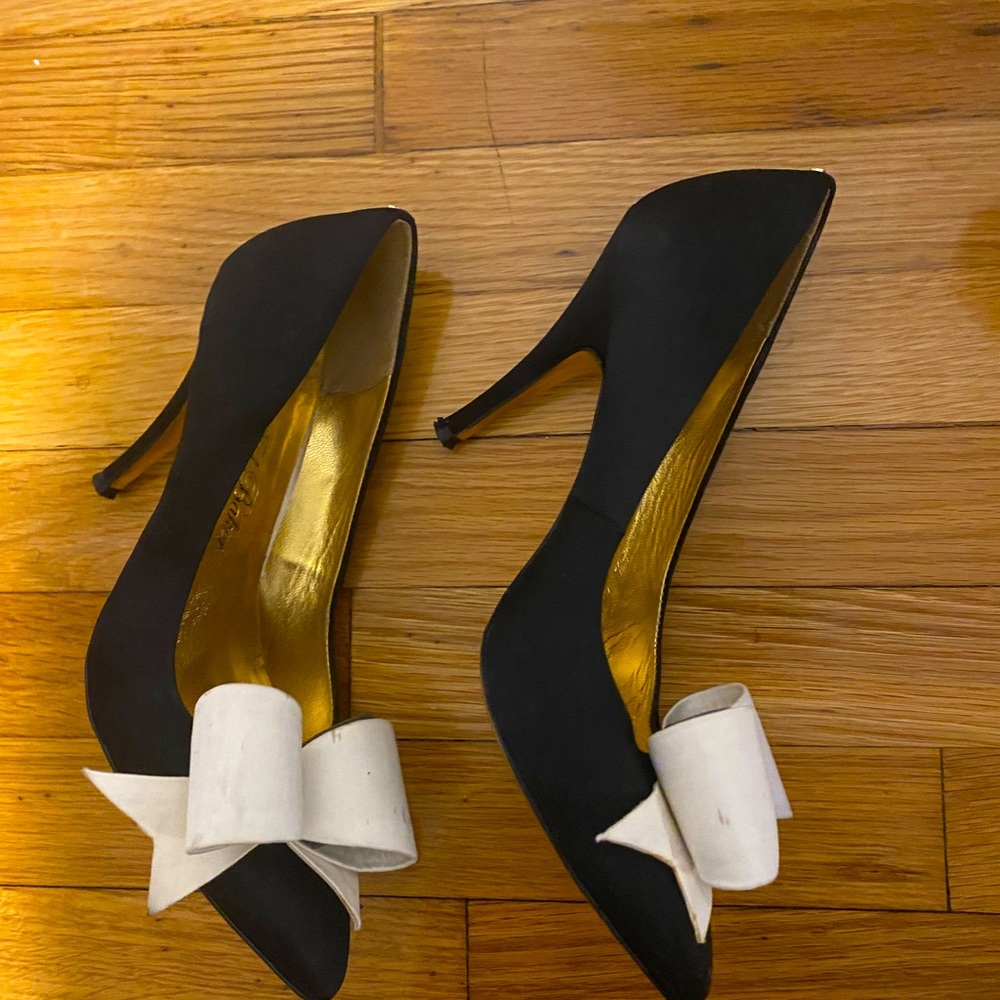 Cute Black shoes with bow!